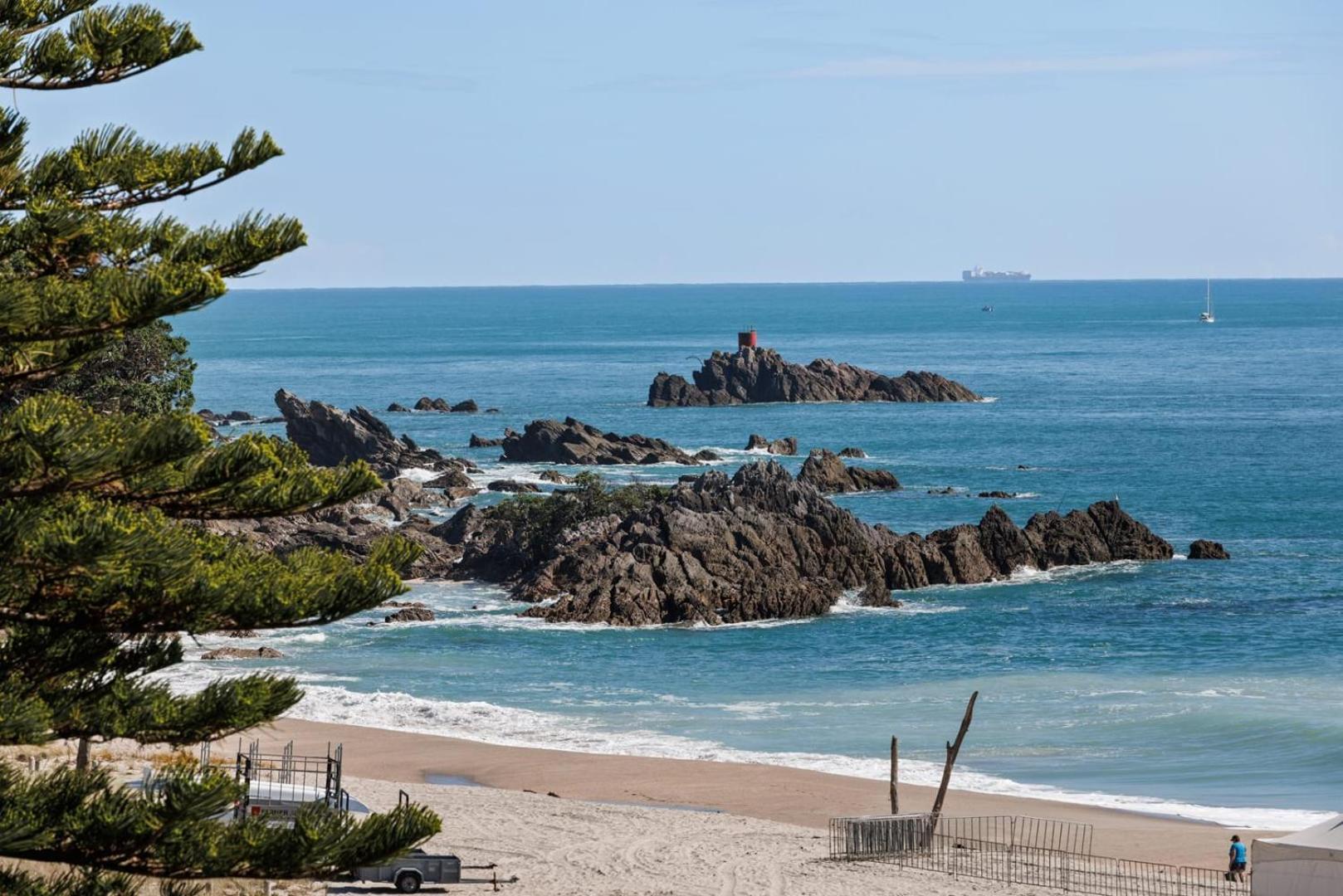 Oceanside Bliss - Absolute Beachfront - Uninterrupted Ocean Views With Pool Apartment Mount Maunganui Luaran gambar